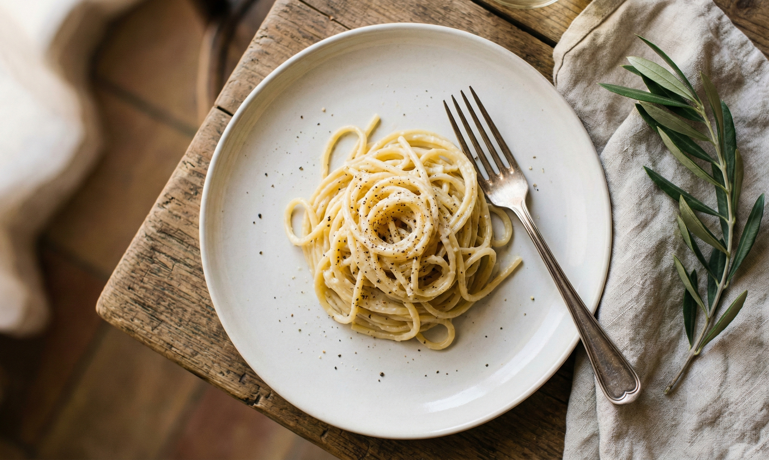 Piatto di cacio e pepe minimalista